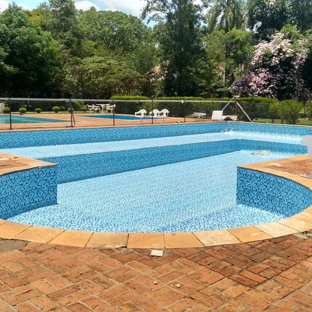 Piscina grande com prainha e piso de tijolos, antes de encher